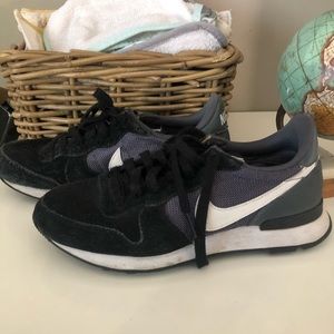 Black NIKE women’s shoes SIZE 7